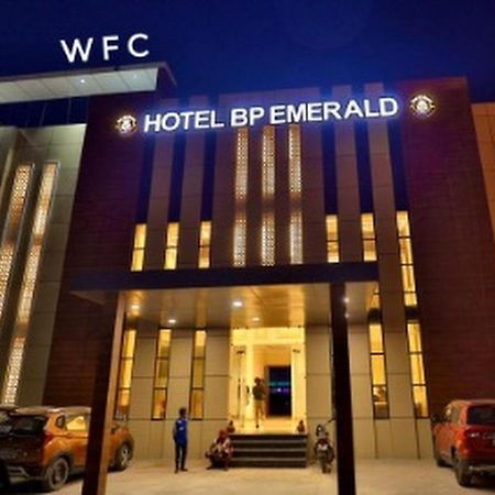 Hotel B P Emerald Mathura Exteriör bild