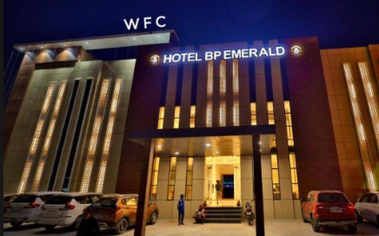 Hotel B P Emerald Mathura Exteriör bild