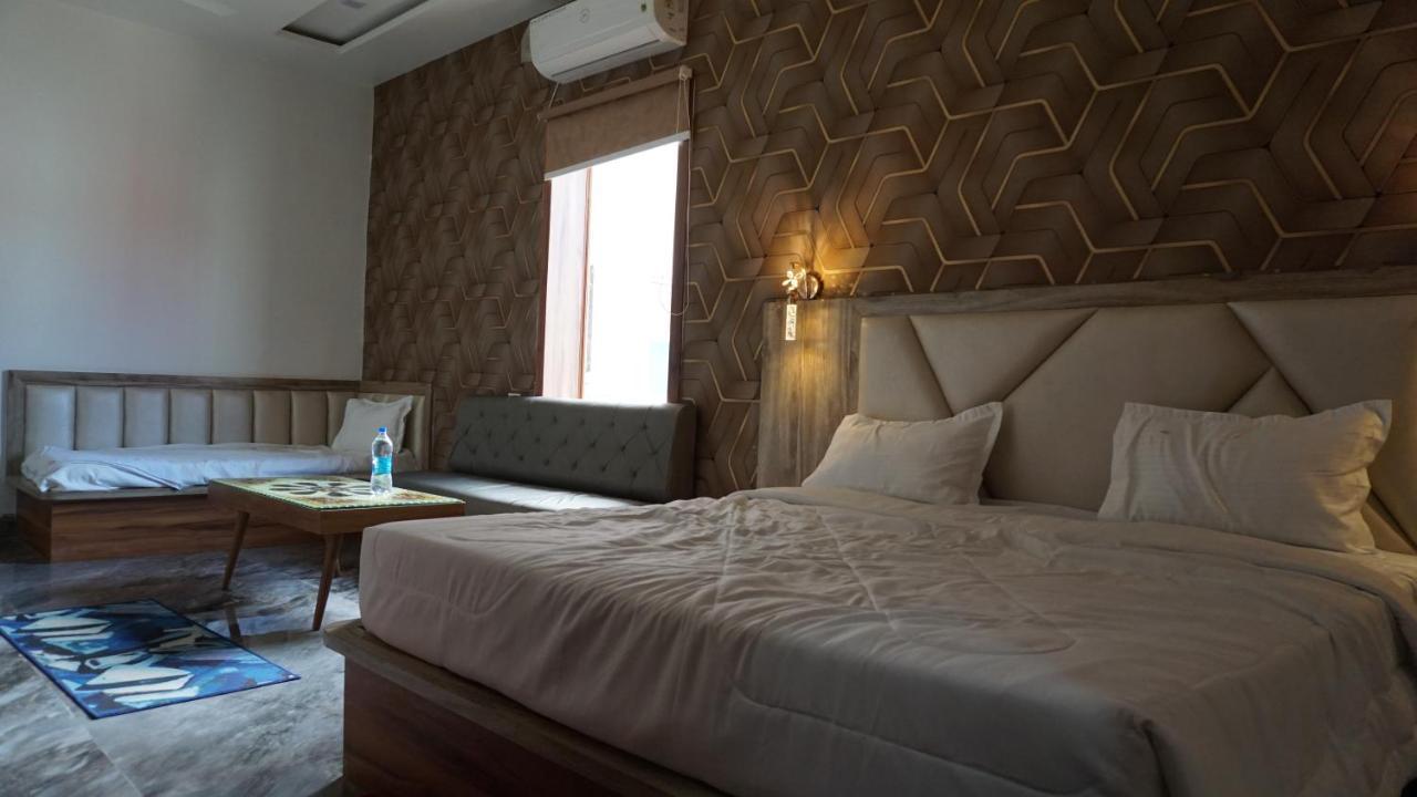 Hotel B P Emerald Mathura Exteriör bild