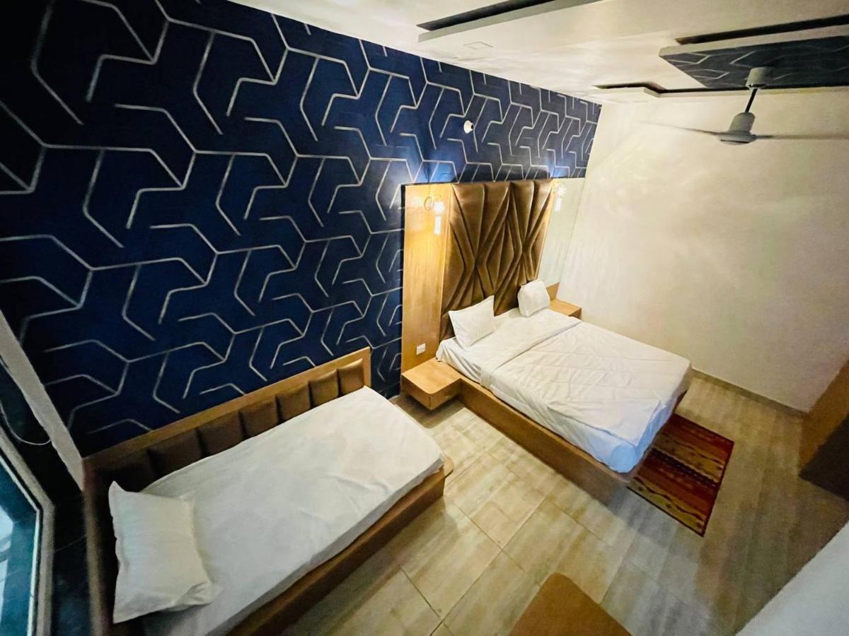 Hotel B P Emerald Mathura Exteriör bild