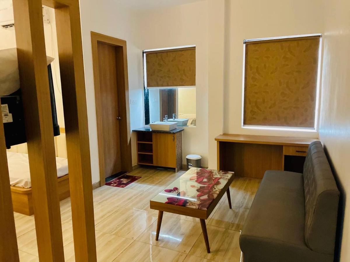 Hotel B P Emerald Mathura Exteriör bild