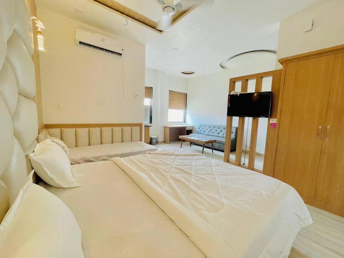 Hotel B P Emerald Mathura Exteriör bild