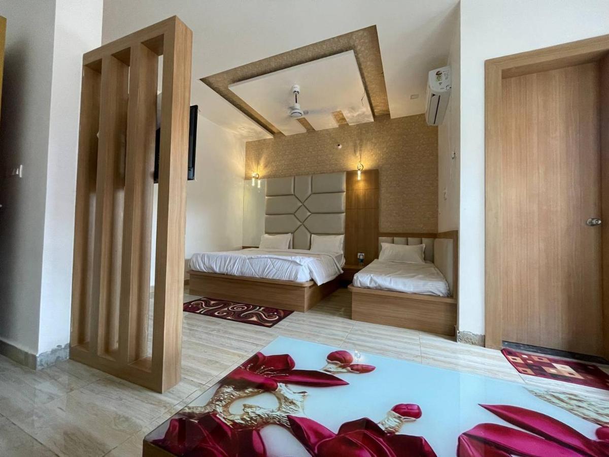 Hotel B P Emerald Mathura Exteriör bild