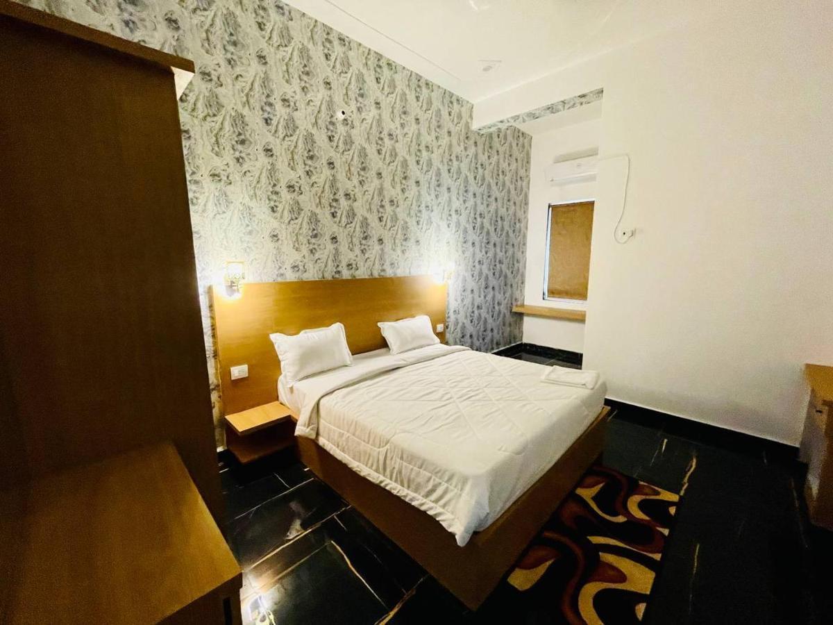 Hotel B P Emerald Mathura Exteriör bild