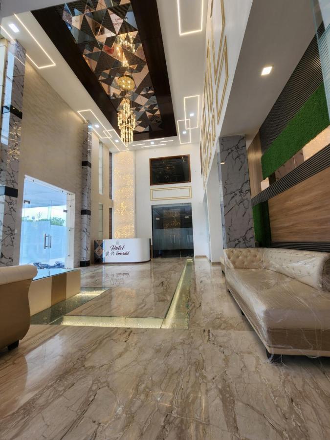 Hotel B P Emerald Mathura Exteriör bild